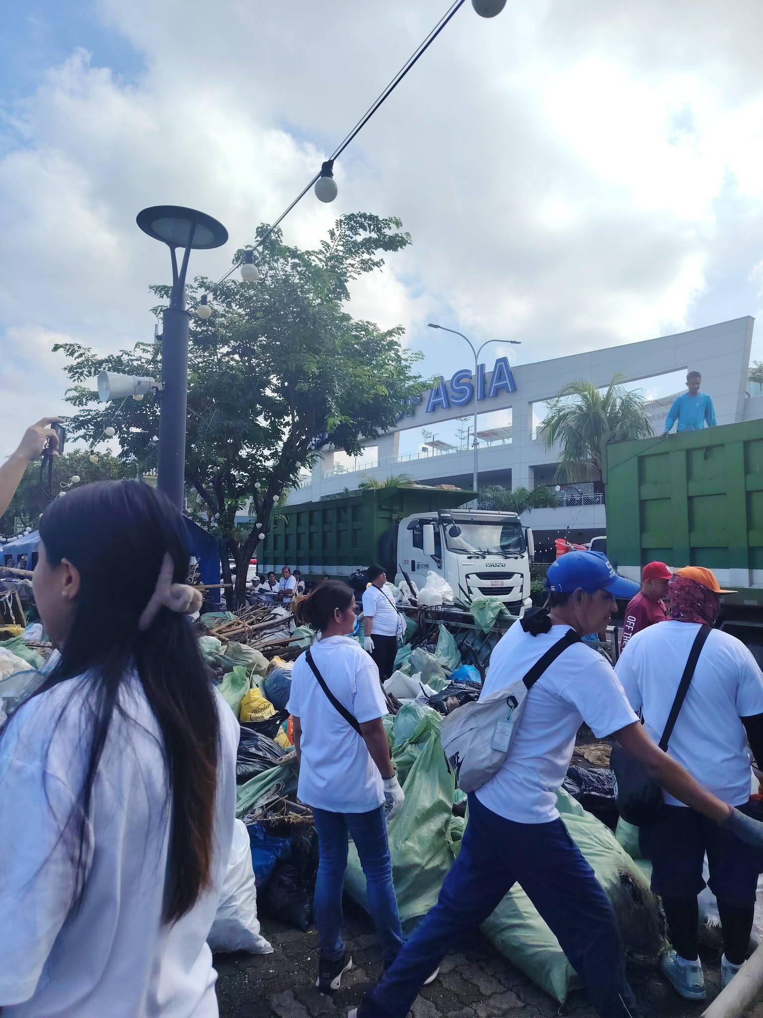 SM By the Bay for the International Coastal Clean-Up 2026